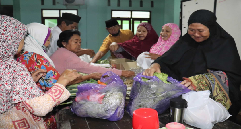 Kegiatan Pembagian Sayur dan Telur di Mushola Umar bin Khattab Berlangsung Lancar
